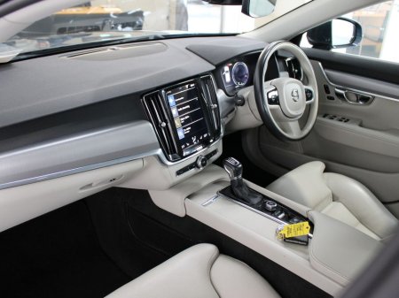 2020 Volvo V90 D4 MOM AT 5DR Auto €33,750 thumbnail