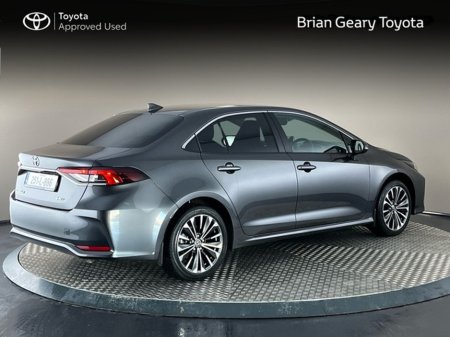 2025 Toyota Corolla LunaSport Hybrid €33,950 thumbnail