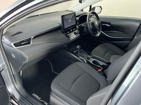 2025 Toyota Corolla LunaSport Hybrid €33,950 thumbnail