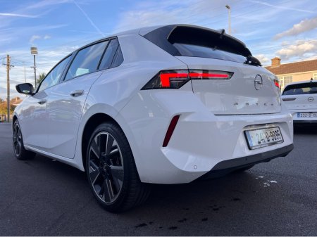 2024 Opel Astra Best Value 2024 ELEGANCE Launch Model Finished In Glacier Massive Spec As New www.bolands.ie Est.1955 €25,950