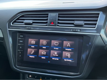 2018 Volkswagen Tiguan R-LINE 4 MOTION AUTOMATIC 2.0 DIESEL //MASSIVE SPEC//FULL LEATHER//HEAD UP DISPLAY//HEATED SEATS//360 PARKING CAMERAS// €29,950 thumbnail