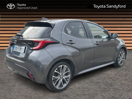 2025 Toyota Yaris PLATINUM PLUS 3 FREE SERVICES - SAVE THOUSANDS* FULL WARRANTY €32,445