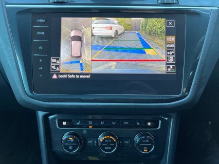 2018 Volkswagen Tiguan R-LINE 2.0 TDI 4MOTION // BLACK EDITION // HEADS-UP DISPLAY // 360 SURROUND PARKING CAMERAS €28,950 thumbnail