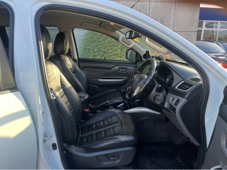 2017 Mitsubishi L200 DID BARBARIAN D/C 4WD 18 2.5 MANUAL //HIGH SPEC//FULL LEATHER//HEATED SEATS//REVEVRSE CAMERA//KEYLESS ENTRY// thumbnail