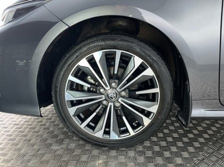 2025 Toyota Corolla LunaSport Hybrid €33,950 thumbnail