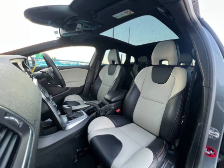 2018 Volvo V40 D4 CROSS COUNTRY 2.0 D // PANORAMIC SUNROOF // 18