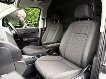 2025 Volkswagen Caddy CARGO ED TDI 122BHP A7F 2 €32,950 thumbnail