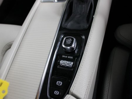 2020 Volvo V90 D4 MOM AT 5DR Auto €33,750 thumbnail