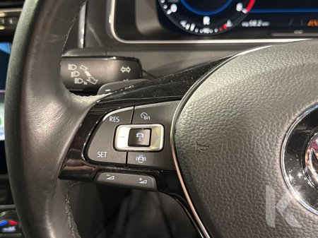 2019 Volkswagen Golf TSI COMFORT LINE - FACTORY ALLOYS - REVERSE CAMERA - DIGITAL DASH - CRUISE CONTROL - MULTI FUNCTION STEERING WHEEL €18,950 thumbnail