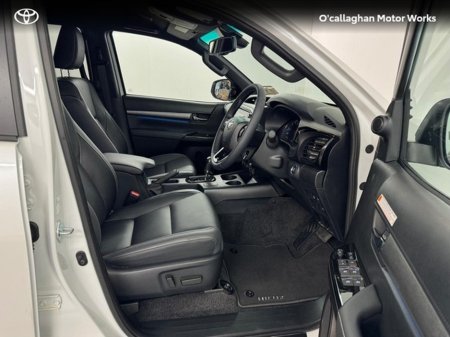 2024 Toyota Hilux HILUX 2.8 INVINCIBLE AUTO €44,000 thumbnail
