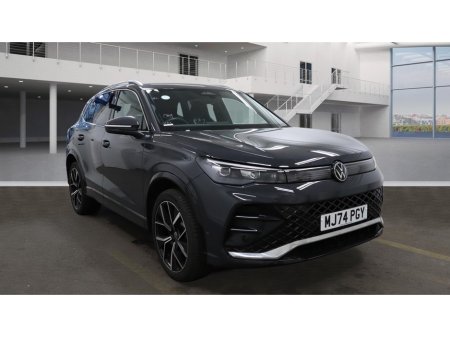 2024 Volkswagen Tiguan 1.5TSi PHEV R-LINE AUTOMATIC **ONE OWNER / NEW MODEL / APPLE CARPLAY / ADAPTIVE CRUISE CONTROL / BLIND SPOT ASSIST / HEATED & MASSAGE FRONT SEATS / HEATED STEERING WHEEL / WIRELESS PHONE CHARGING**