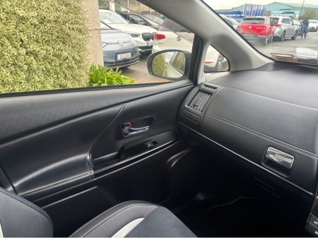 2018 Toyota Prius Alpha GR SPORT 7 SEATER AUTOMATIC HYBRID 1.8 PETROL //REVERSE CAMERA//KEYLESS ENTRY//HALF LEATHER GR SEATS// €23,950 thumbnail