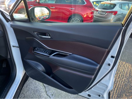 2019 Toyota C-HR SOL HYBRID AUTOMATIC 1.8 PETROL //HIGH SPEC//FULL LEATHER HEATED SEATS//KEYLESS ENTRY//REVERSE CAMERA// €20,950 thumbnail