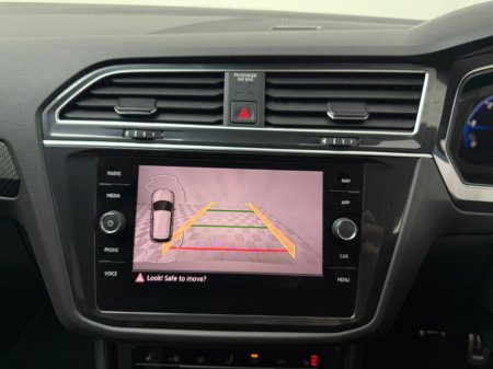 2022 Volkswagen Tiguan R-LINE 2.0 TDI 150HP €39,990 thumbnail