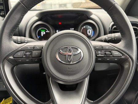 2023 Toyota Yaris Cross LUNA HYBRID AUTOMATIC // REAR CAMERA // AIR CON // SMART ENTRY/SMART START // TOYOTA SAFETY SENSE // FULL WARRANTY €27,445 thumbnail