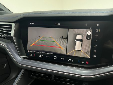 2025 Volkswagen Touareg R V6 3.0 TSI PHEV 462HP €89,990 thumbnail