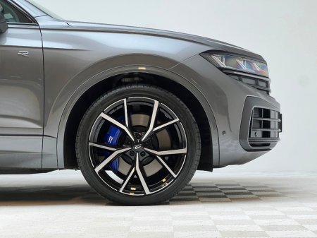 2025 Volkswagen Touareg R V6 3.0 TSI PHEV 462HP €89,990 thumbnail