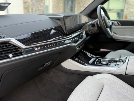2024 BMW X5 xDrive45e M Sport €87,990 thumbnail