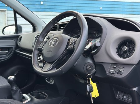 2018 Toyota Yaris 1.0 5DR LUNA // REAR CAMERA // BLUETOOTH // ALLOY WHEELS // FULL WARRANTY €15,945 thumbnail