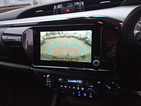 2025 Toyota Hilux 2.8 SR5 Double CAB €54,990 thumbnail