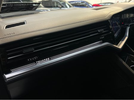 2024 Volkswagen Touareg 3.0 V6 TSIe  ELEGANCE 381PS €72,950 thumbnail