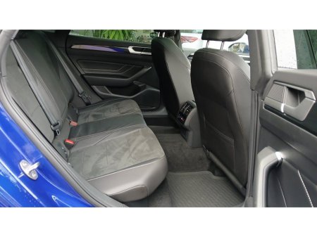 2025 Volkswagen Arteon 2.0TDI D7F 150HP R-LINE SHOOTING BRAKE, LAPIZ BLUE. €54,950 thumbnail