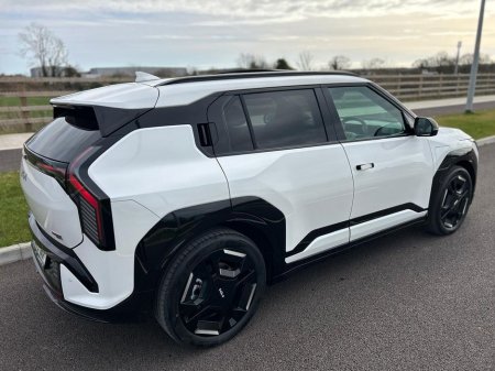 2026 Kia EV3 Earth Range, *81kwh battery* 7 year warranty*Free Home C New rear signature LED taillights, Dynamic silhouette with floating roof effect, Large interi €50,182