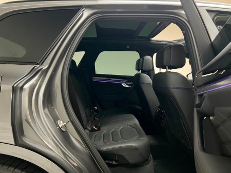 2025 Volkswagen Touareg R V6 3.0 TSI PHEV 462HP €89,990 thumbnail