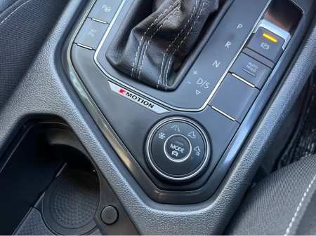 2020 Volkswagen Tiguan R-LINE 4MOTION AUTOMATIC 2.0 DIESEL //HIGH SPEC//360 PARKING CAMERAS//HEAD UP DISPLAY//HEATED FRONT AND REAR SEATS// €34,950 thumbnail