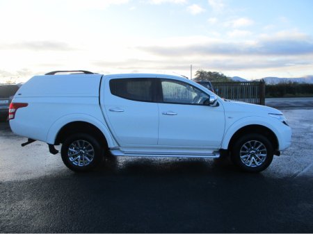 2019 Mitsubishi L200 2.4 DI-D TITANIUM 4WD CREWCAB €20,325 thumbnail