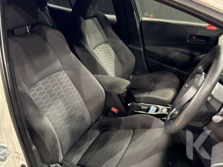 2020 Toyota Corolla 1.8 HYBRID - MULTI FUNCTION STEERING WHEEL - CRUISE CONTROL - LANE KEEP ASSIST - HEATING / AC CONTROLS - REVERSE CAMERA - ELECTRIC WINDOWS €20,950 thumbnail