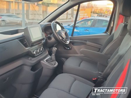 2024 Renault Trafic Passenger 9 SEAT AUTO 170HP RED EDITION €54,999 thumbnail