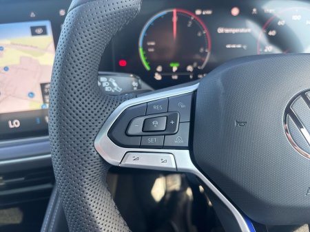 2025 Volkswagen Touareg 3.0 TSI PHEV 462HP R €115,975 thumbnail