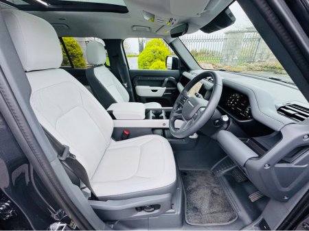 2025 Land Rover Defender P300e X-DYNAMIC SE URBAN SPEC PHEV AUTO €109,950 thumbnail