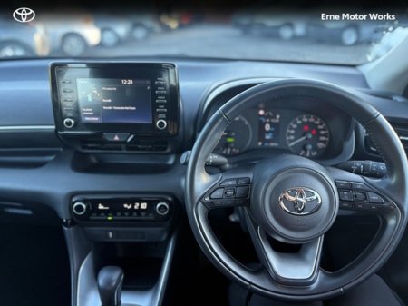 2024 Toyota Yaris YARIS 1.5 HYBRID LUNA €25,450 thumbnail