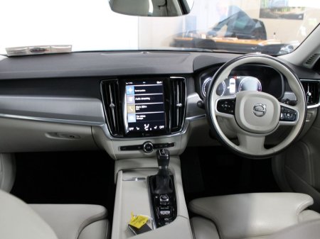 2020 Volvo V90 D4 MOM AT 5DR Auto €33,750 thumbnail