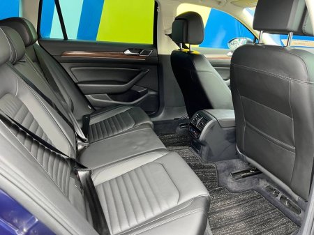 2019 Volkswagen Passat VARIANT HIGHLINE 2.0 TDI AUTO * BIG SPEC * // HEATED COOLED LEATHER SEATS // DRIVER MASSAGE SEAT // DIGITAL CLUSTER €24,950 thumbnail