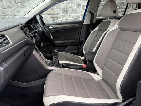 2022 Volkswagen T-Roc DESIGN 1.0 TSI 110HP 5DR €23,950 thumbnail