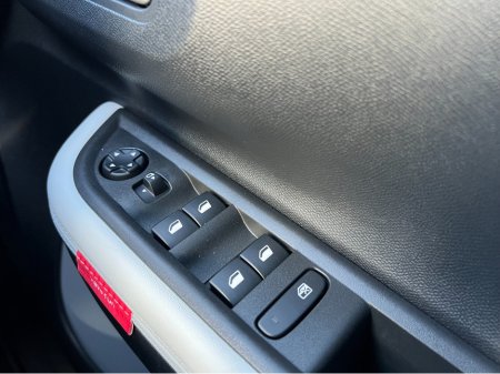 2026 Citroen C3 eMax BEV 320 44kWh 113HP €27,800 thumbnail