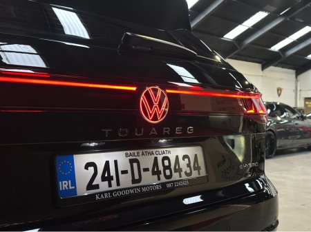 2024 Volkswagen Touareg 3.0 V6 TSIe  ELEGANCE 381PS €72,950 thumbnail