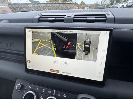 2025 Land Rover Defender P300e X-DYNAMIC SE URBAN SPEC PHEV AUTO €109,950 thumbnail