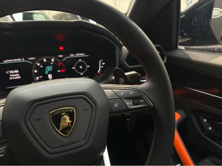 2025 Lamborghini Urus URUS S-E 4X4 V8 TWIN TURBO €359,950 thumbnail