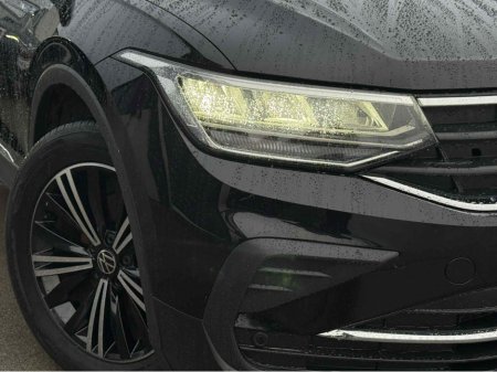 2023 Volkswagen Tiguan LIFE 2.0 TDI MANUAL 6SPEED FWD 122BHP €36,950 thumbnail