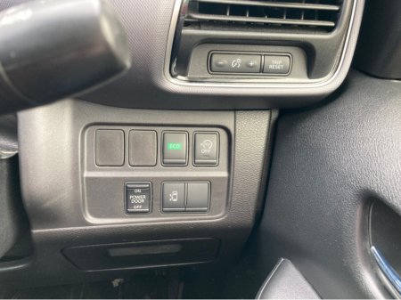 2017 Nissan Serena 2.0i HYBRID 8 SEATER PETROL AUTOMATIC €18,900 thumbnail