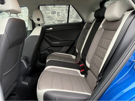 2022 Volkswagen T-Roc DESIGN 1.0 TSI 110HP 5DR €23,950 thumbnail