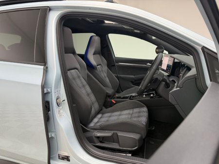 2025 Volkswagen Golf GTE 1.5 PHEV 272HP DSG *PAN ROOF* €47,990 thumbnail
