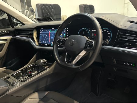 2024 Volkswagen Touareg 3.0 V6 TSIe  ELEGANCE 381PS €72,950 thumbnail