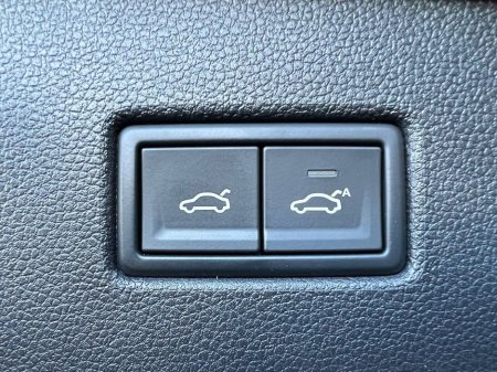 2018 Volkswagen Tiguan R-LINE 2.0 TDI 4MOTION // BLACK EDITION // HEADS-UP DISPLAY // 360 SURROUND PARKING CAMERAS €28,950 thumbnail