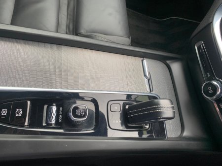 2021 Volvo V60 2.0 B4 197 BHP DSL R-DESIGN AUTO // ONE OWNER // FULL SERVICE HISTORY // STUNNING CONDITION 02/27 NCT // €270 ROAD TAX // €30,950 thumbnail