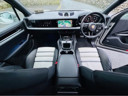 2024 Porsche Cayenne 3.0 V6 E-HYBRID AUTO==HUGE SPEC==COST €153K NEW== €116,950 thumbnail